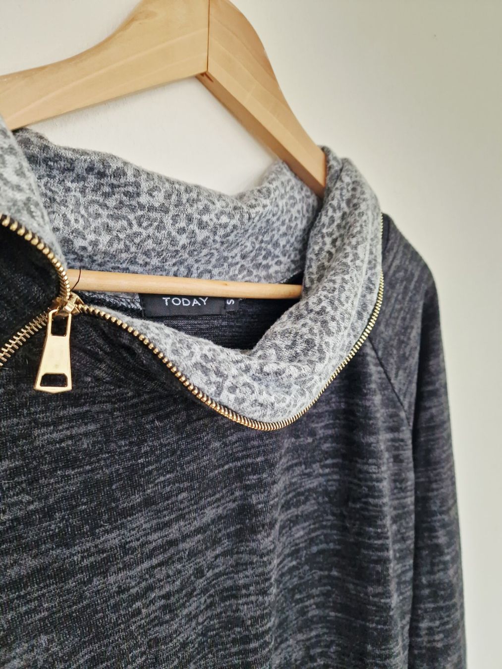 Pulls & Sweat-shirts: Leichter Damen Pullover Today Gr. S Grau Schwarz meliert Leo – D'occasion à Hallau par CHACLA 1