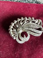 broche métal  argenté avec strass 4,5x3 cm- année 60  70