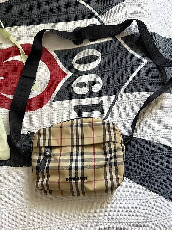Burberry Borse: Burberry Crossbody Bag – Nuovo (secondo la descrizione) da Hägendorf venduto da ere_k7nl