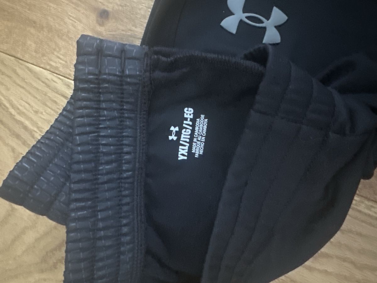 Under Armour Hosen: Jogging under Armor – Gebraucht aus Founex von reb_fws9 1