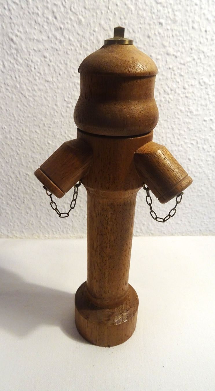 Küchengeräte: Holzmühle Hydrant Pfeffermühle Sonderegger -Mechanik – Gebraucht aus Zürich von Connie8