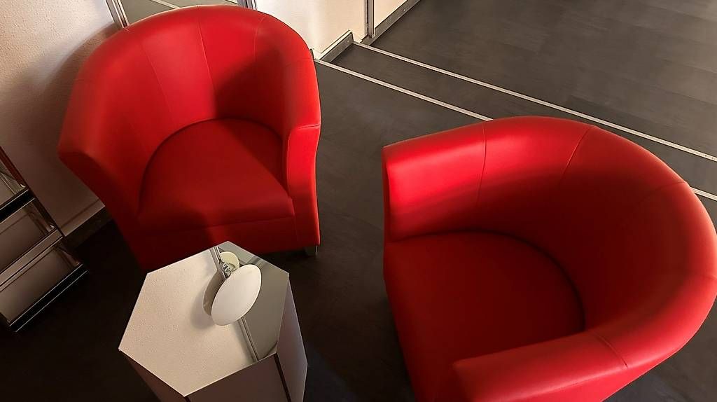 Divani: Lounge 2-Er Sofa und 2 Einzel- Hocker rot Leder – Usato da Detligen venduto da Porsche4s 1