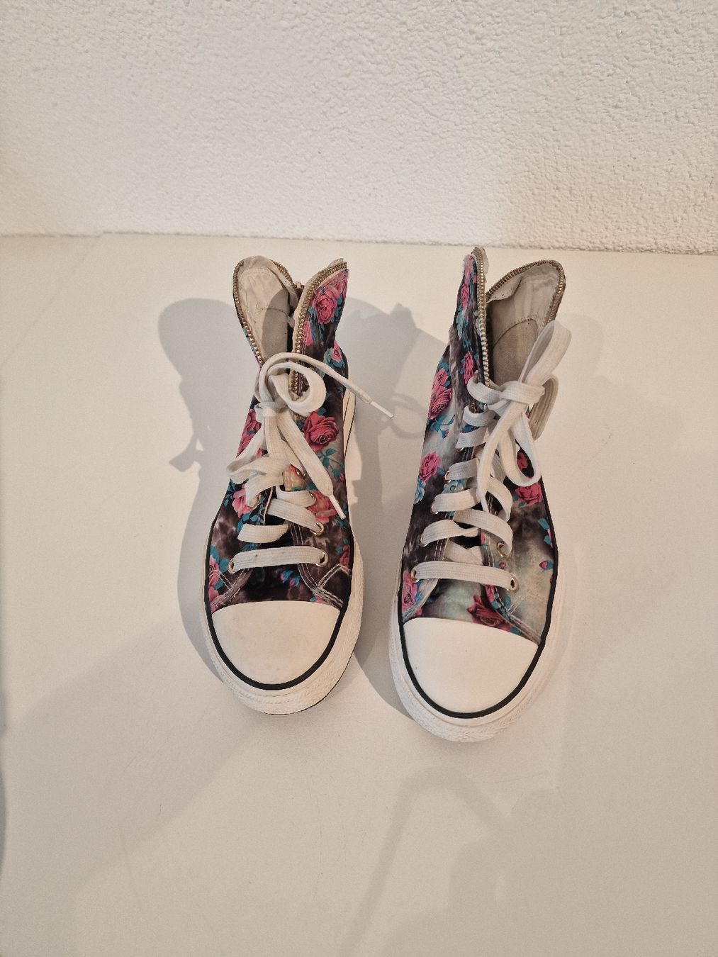 Scarpe per ragazze: Sneakers mit Blumenmuster, Stoff, Grösse 38.5 – Usato da St. Margrethen SG venduto da Goldig