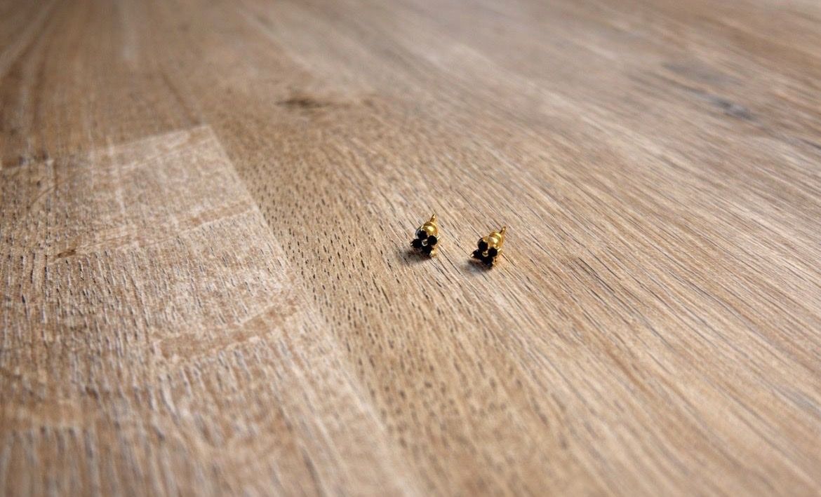 Ohrringe & -stecker: Boucles d'oreilles forme fleur noir plaqué or – Neu (gemäss Beschreibung) aus Broc von marineee