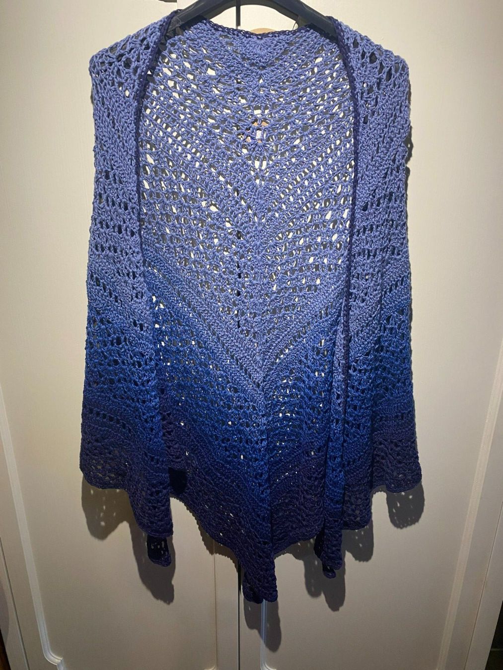 Foulard & Sciarpe: DREIECKSTUCH HANDGESTRICKT BLAU – Nuovo e nell'imballaggio originale da Meienried venduto da ManuelaBoutique 1