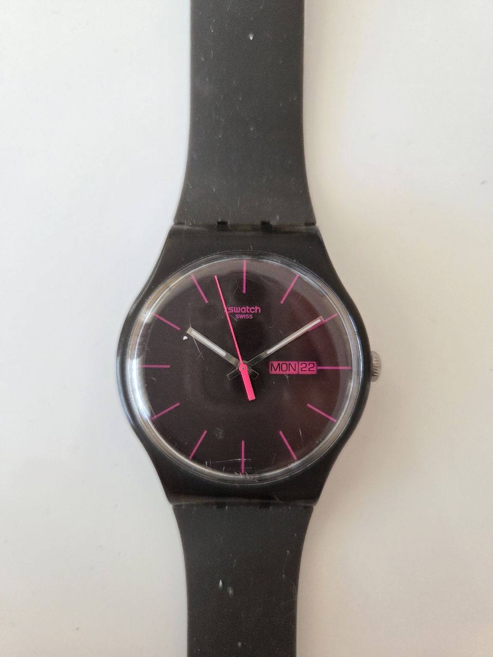 Swatch Orologi: Montre Swatch noire et rose – Usato da Delémont venduto da HappyGirl