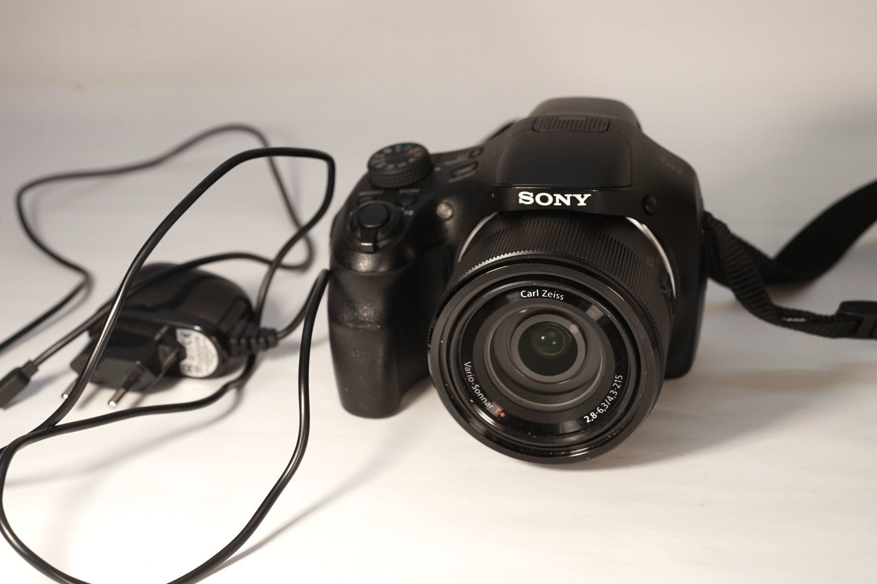 Sony Fotocamera: Sony Bridge-Kamera 24-1200mm 35mm Equivalent Mega-Zoom – Usato da Frauenfeld venduto da Camel16 6