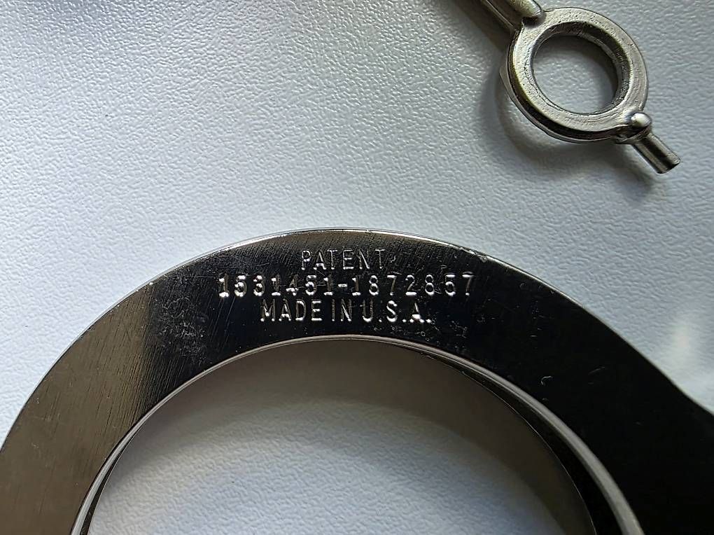 Autres événements d'entreprise et fêtes: Handschellen Peerless / Handfesseln / Original Polizei  – D'occasion à Muttenz par weg_tp6d 3