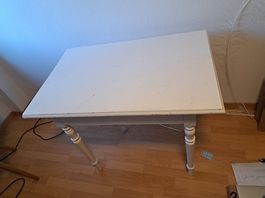 Weisser kleiner Tisch