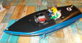 RC Rennboot CAT Modell blau schwarz mit Fahrerfiguren
