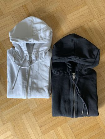 zwei Hoodies schwarz/weiss
