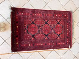Tapis oriental rouge à motifs géométriques