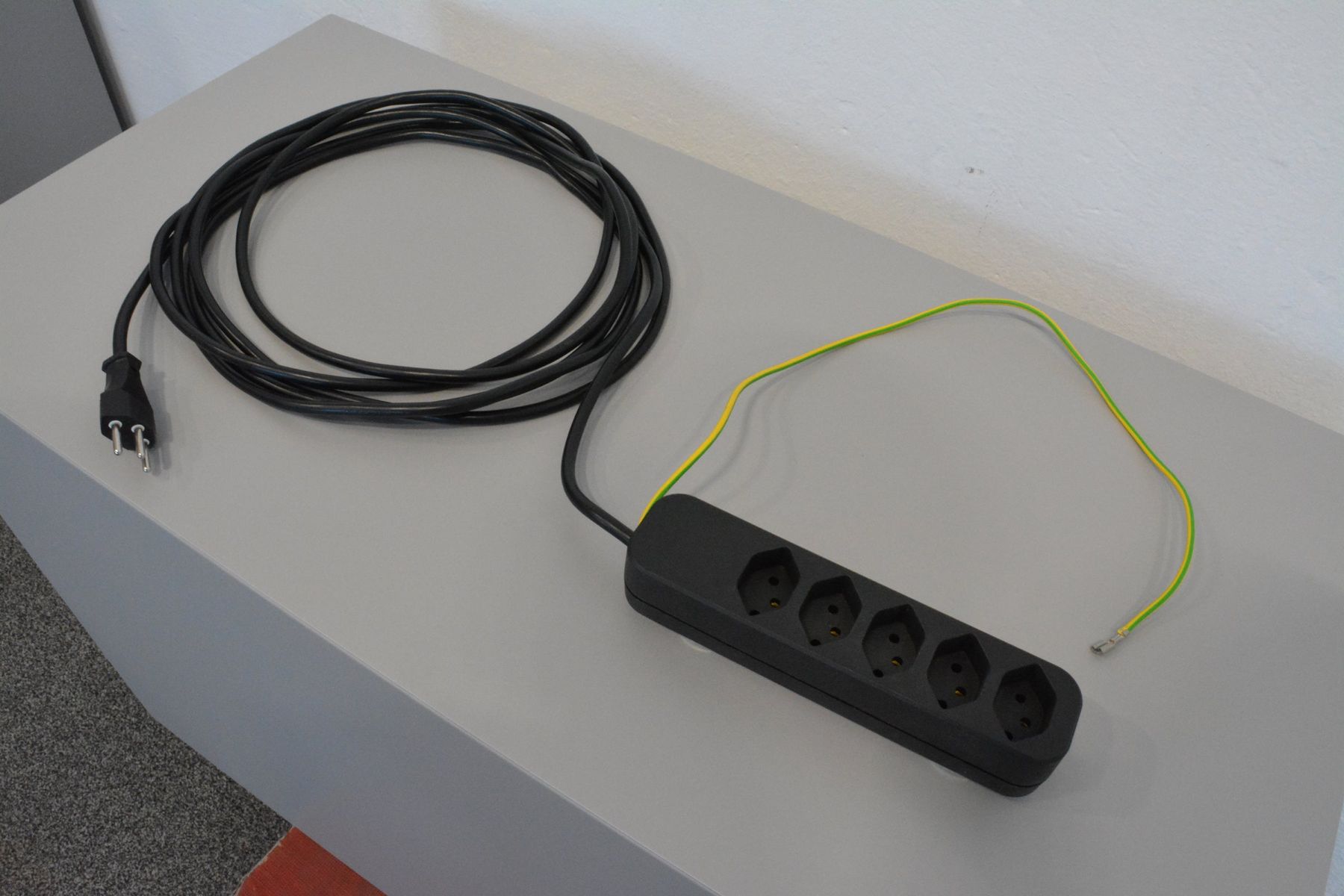 Stecker: Max Hauri Basic Mehrfachstecker Schwarz - 5 Anschlüsse – Gebraucht aus Schönenwerd von mcofficeshop 1