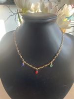 Elegante Halskette mit bunten Anhängern