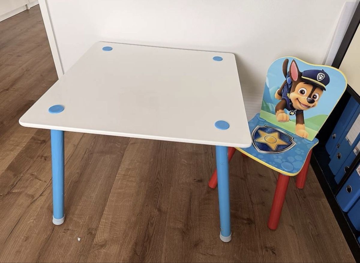 Tischset: Kindertisch mit Stuhl – Gebraucht aus Lyss von loeckli87