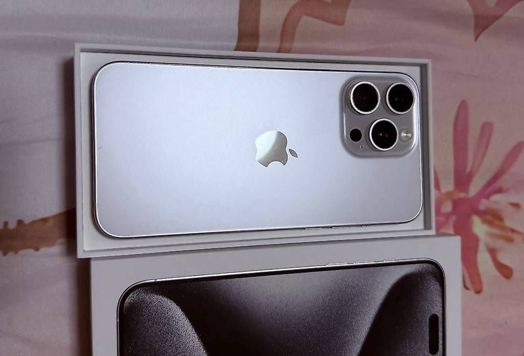 Portables: Iphone 15 Pro Max – D'occasion à Wil SG par Annaleiin1420 2