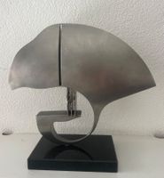 Schöne Metallskulptur auf Marmorsockel
