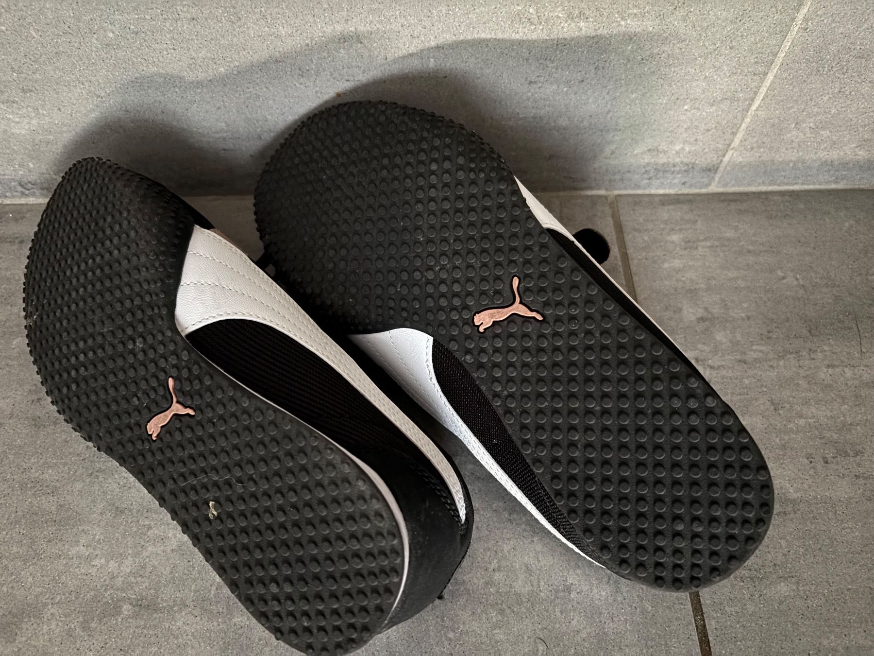 Puma Scarpe da donna: Puma leichter Sneaker Freizeit Schuh schwarz - Grösse 41 – Usato da Kleinandelfingen venduto da Baba23 2