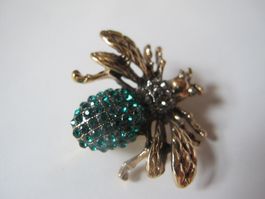 Süsse Brosche, goldene Biene mit grünen Glitzersteinen!
