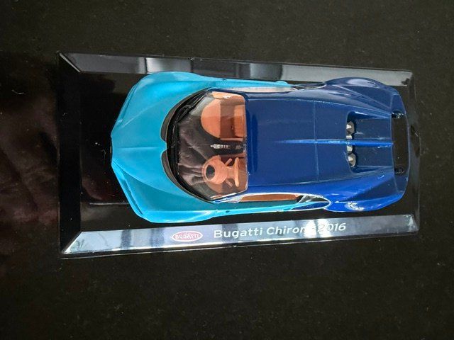 Bugatti Modellini d'auto: Bugatti Chiron seit 2016 hellblau / dunkelblau 1:43 Altaya – Usato da Wabern venduto da adamovski 3