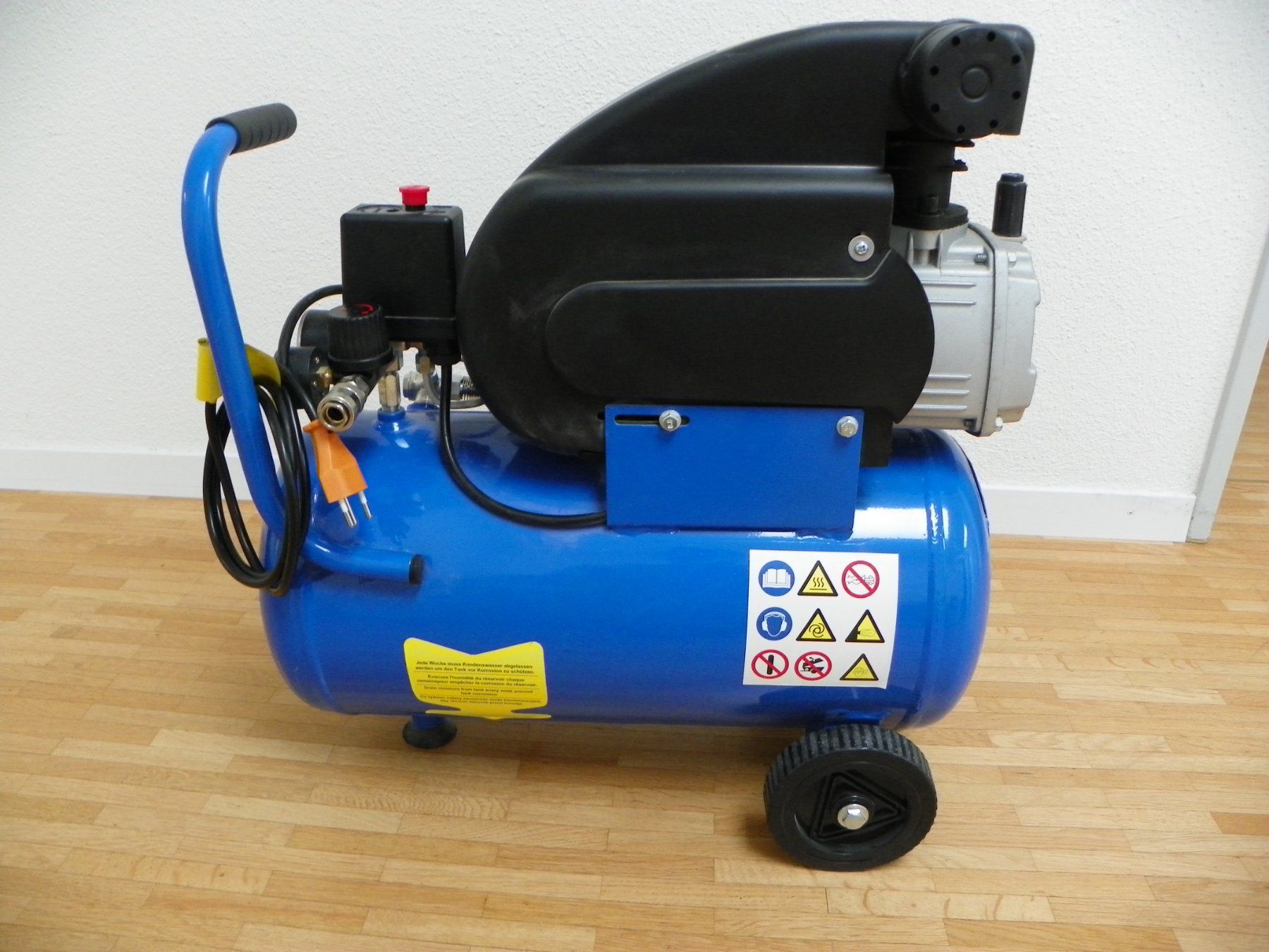 Compressori: Kompakt Kompressor mit 24L Tank – Usato da Kriens venduto da mel_r9w8