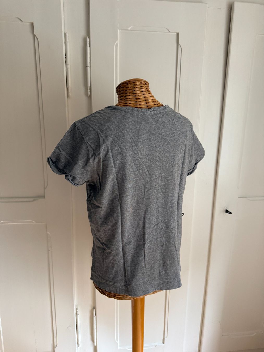 Mango T-Shirts: MANGO - T-Shirt hellgrau mit Print M – Gebraucht aus Zürich von Diazaio 2