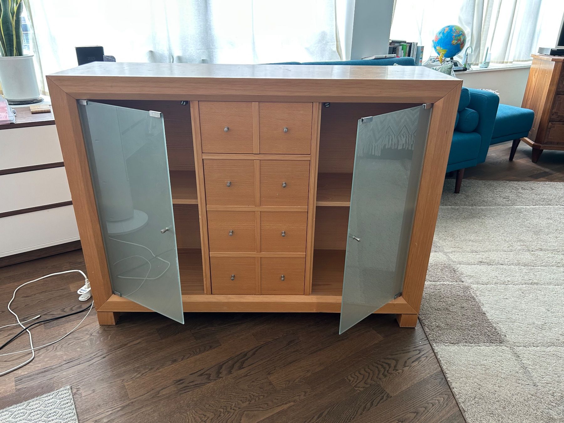 Kommoden: Sideboard Holz hell mit Glastüren – Gebraucht aus Zürich von cla_nxc9 1