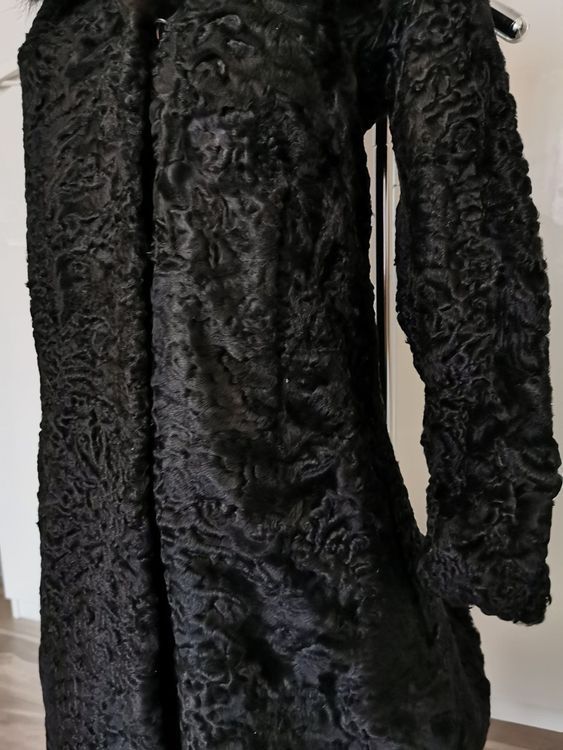 Cappotti: Schwarzer Persianermantel mit Echtpelzkragen, Winter – Usato da Freienbach venduto da Elenaheinz 2