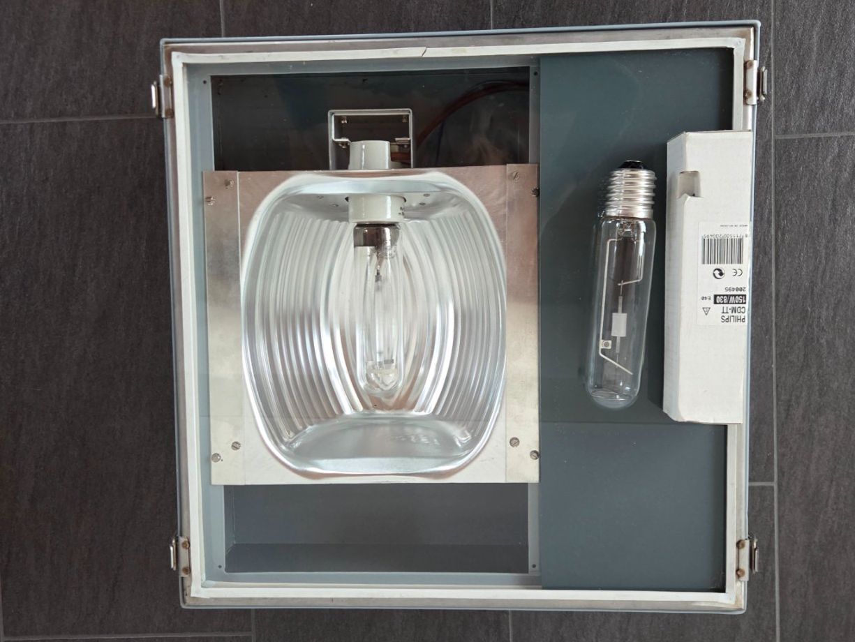 Lampade: Industrielampe Hallenlampe Natrium Dampflampe Scheinwerfer – Usato da Morgarten venduto da Buemi0 2