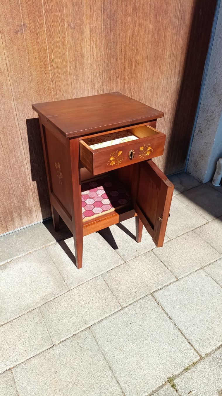 Tables de nuit: Table de chevet peinte main / Handbemaltes Nachttischchen – D'occasion à Schmitten FR par Sissad 1