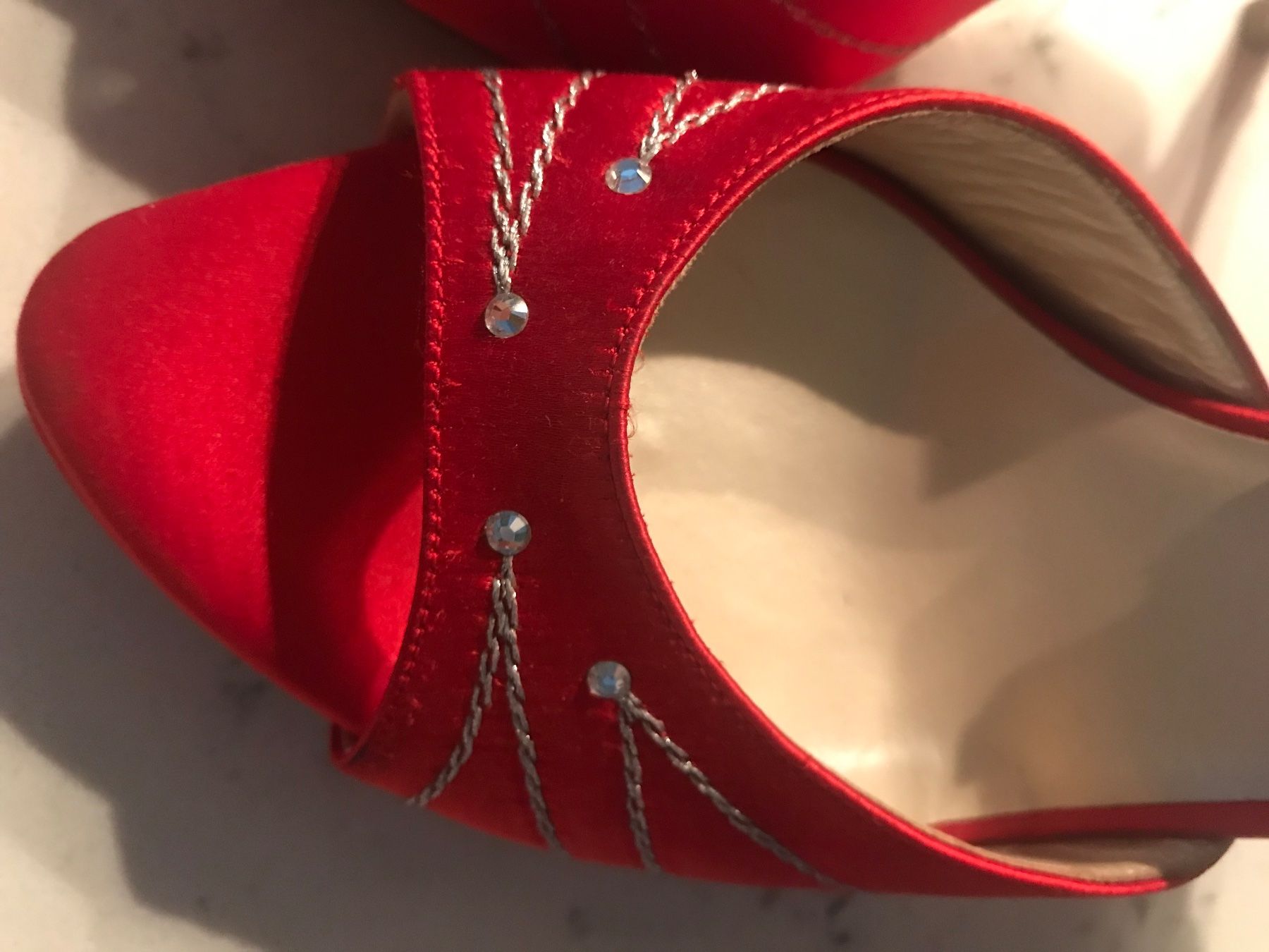 Dior Damenschuhe: Christian Dior red satin evening sandals – Gebraucht aus Biel/Bienne von zit_v5yc 4