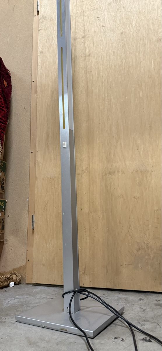 Lampen: Modern Design Floor Lamp, Silver Finish, Excellent Condition – Gebraucht aus Lausanne von vas_cdb2 7