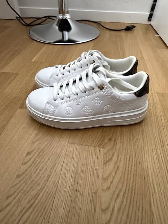 Damenschuhe: Sneaker Guess – Gebraucht aus Spiez von deborahsarahhh 4
