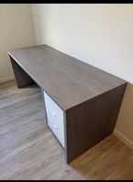 Bureau effet béton gris