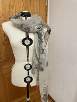 Schal in Blumenmuster