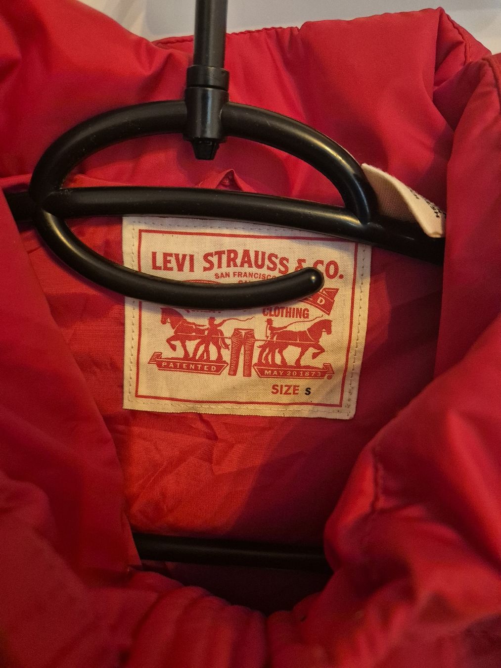 Levi's Giacche: Rote Levi's Winterjacke, Grösse S -  – Nuovo (secondo la descrizione) da Einsiedeln venduto da SSc_kvc9 1
