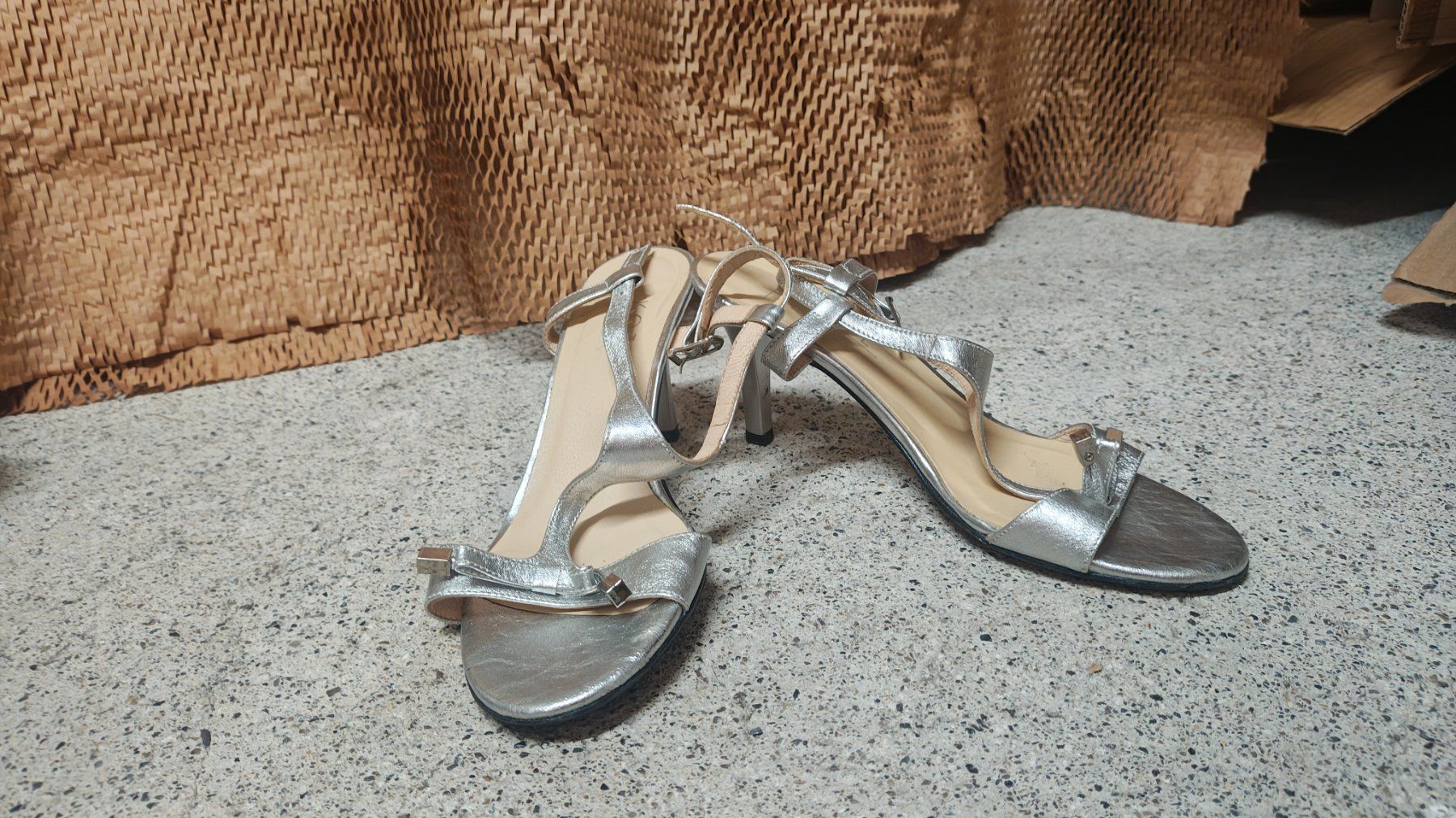 Chaussures femmes: Silberne Ledersandalen – D'occasion à Thalwil par hri_s2bq 2