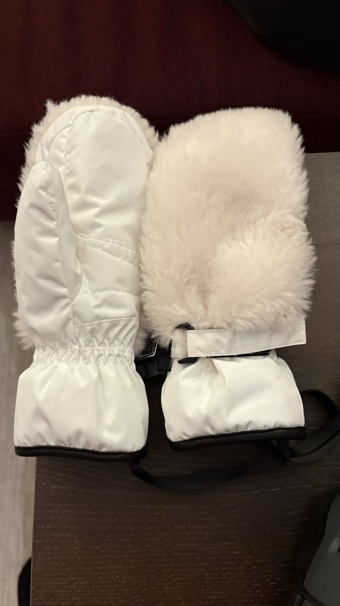 Guanti & manicotti: Zara ski gloves white fur – Usato da Meilen venduto da sha_zwb2