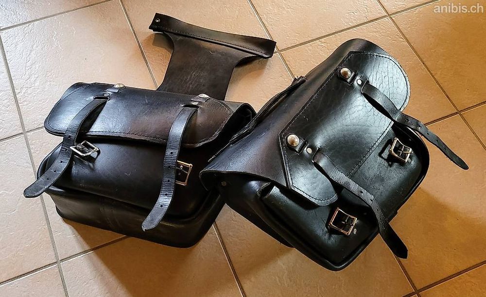 Paire De Sacoches Cavalières En Cuir Noir - Modèle Clous (pour Moto Custom