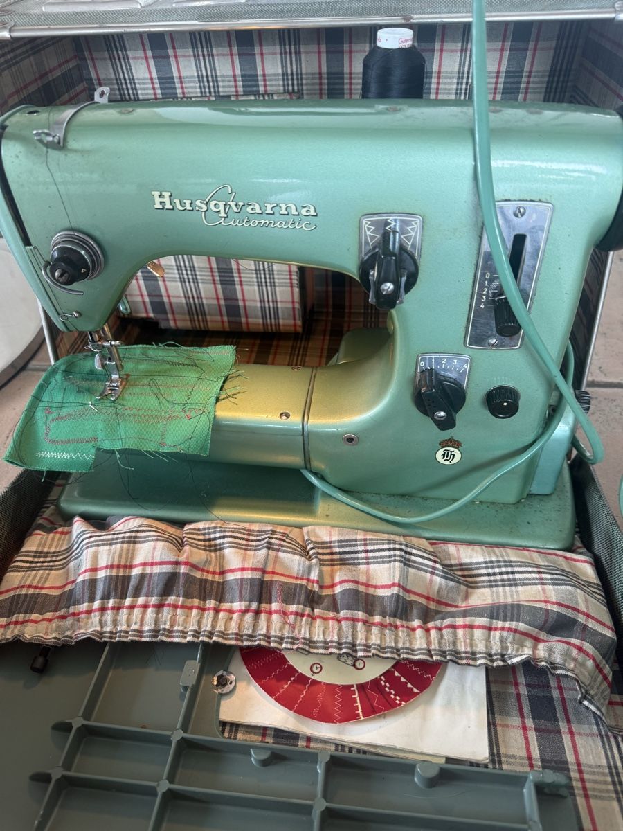 Husqvarna Nähmaschinen: Nähmaschine Retro – Gebraucht aus Horriwil von Carrera68 2