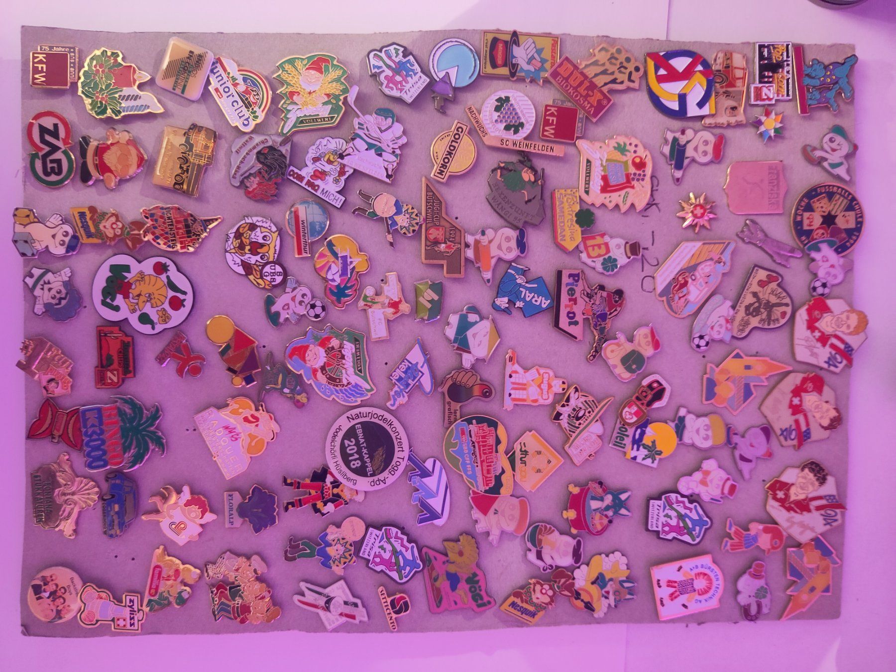 Plaketten & Abzeichen: Sammlung Pins Anstecker Abzeichen – Gebraucht aus Zürich von Bischosa