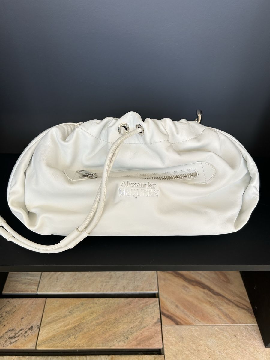Alexander Mcqueen Borse da donna: Sac Alexander McQueen cuir blanc – Nuovo (secondo la descrizione) da Châtillon FR venduto da xwillow
