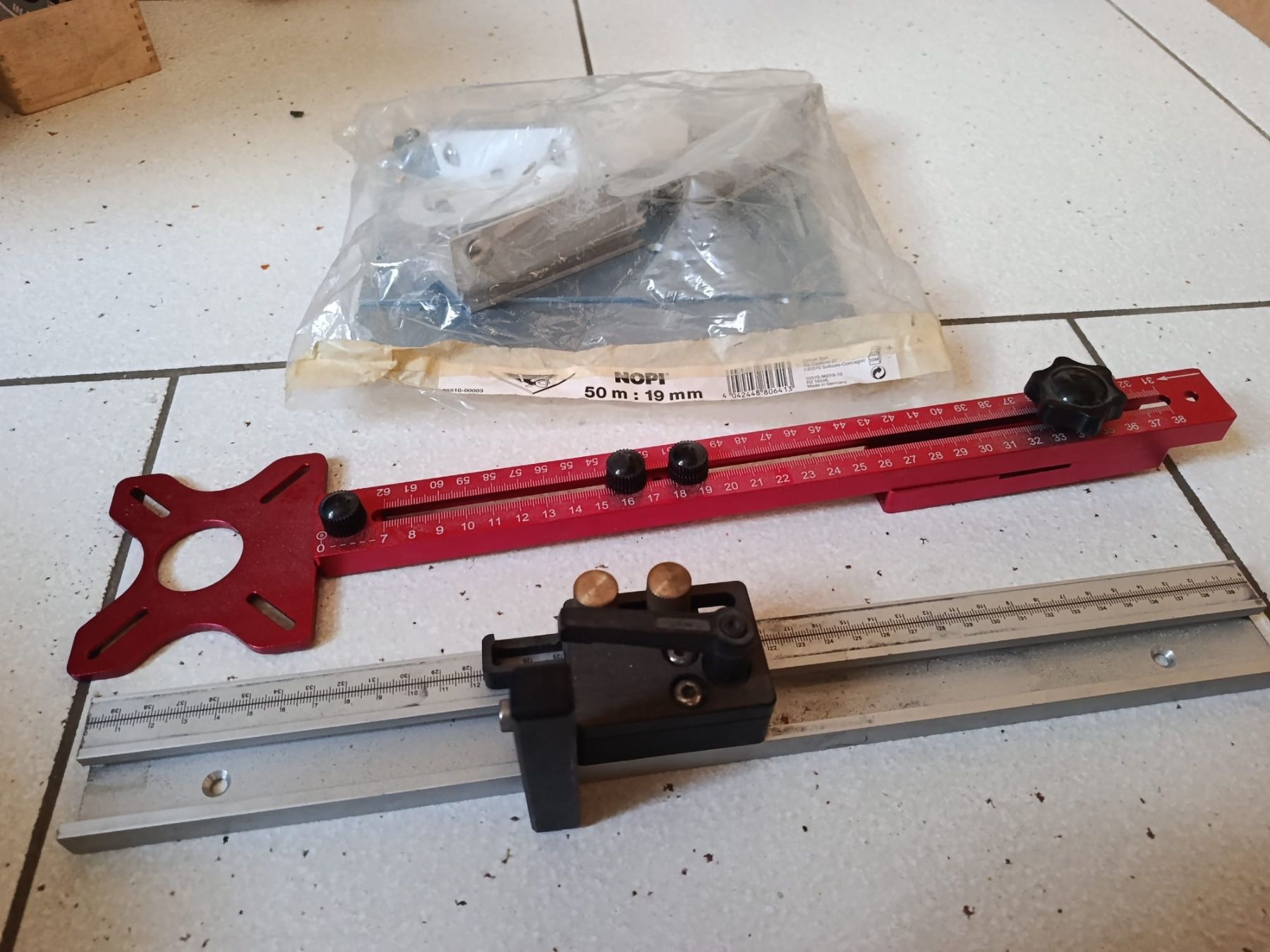 Alle Werkzeuge: Kit accessoires défonceuse : plaque, compas circulaire, guid – Gebraucht aus Goumoens-la-Ville von bourquistef 1
