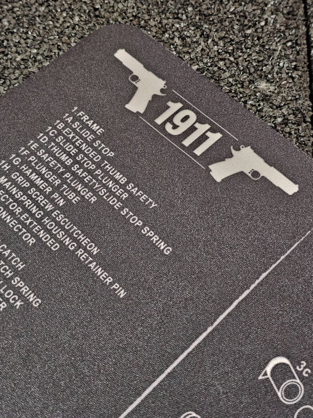 Alle Werkzeuge: Putz- und Zerlegematte Pistole 1911 – Neu und originalverpackt aus Frutigen von Darksmash666 2