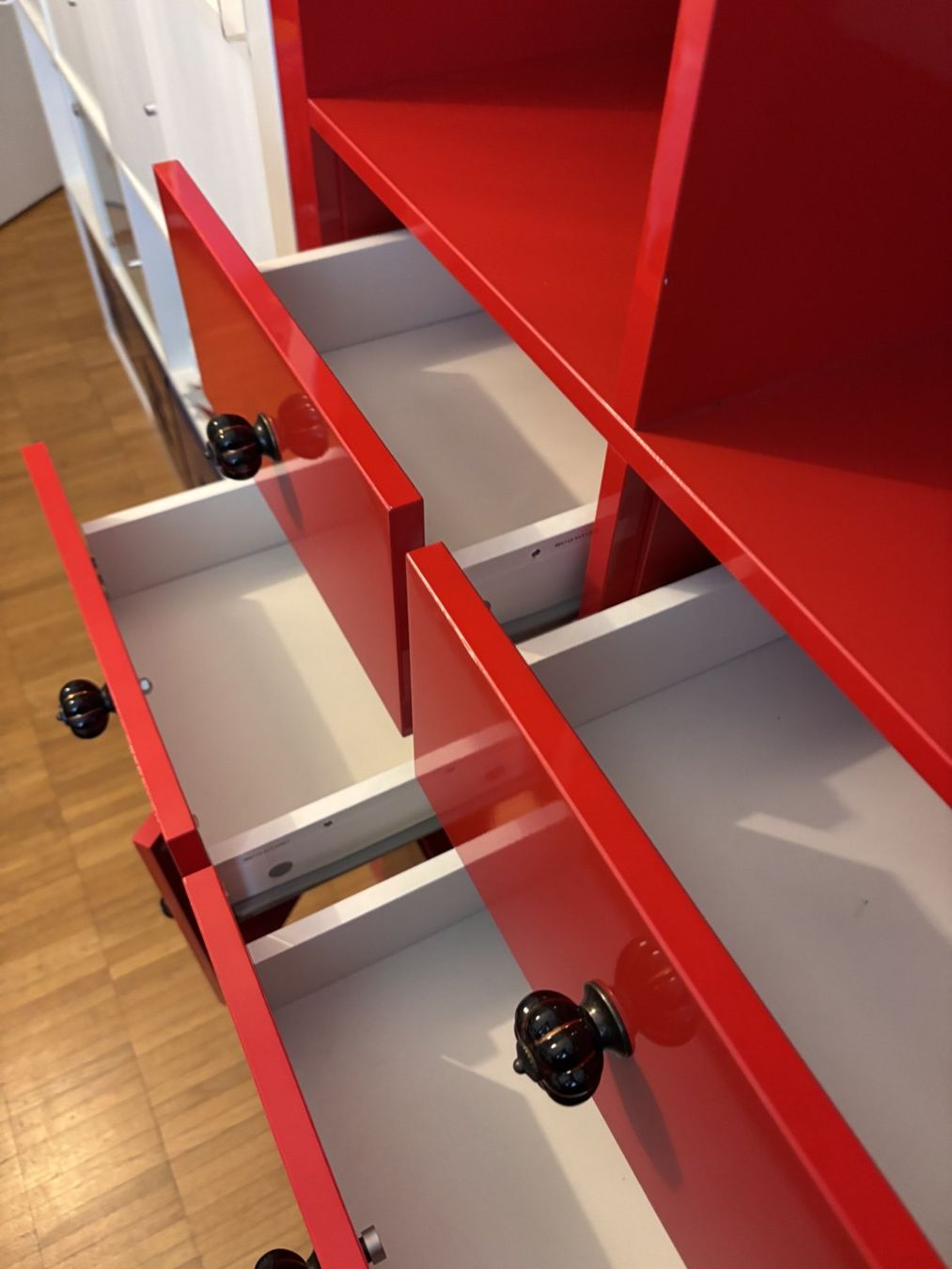 Ikea Scaffali: Kallax rot, hochglanz mit edlen Knöpfen – Usato da Dietikon venduto da Ruempfli 2