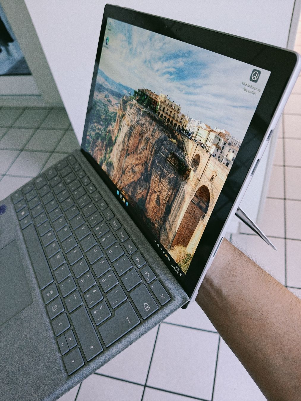Microsoft Notebooks: Tablette Microsoft Surface Pro 5 i5 7300u ssd 256Go – Gebraucht aus La Chaux-de-Fonds von Honit