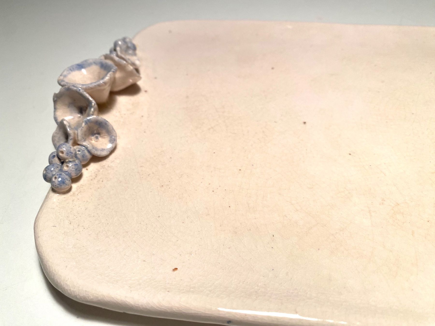 Piatti di portata: Cremefarbene Keramikplatte mit dekorativen Elementen – Usato da Basel venduto da curated_finds 1