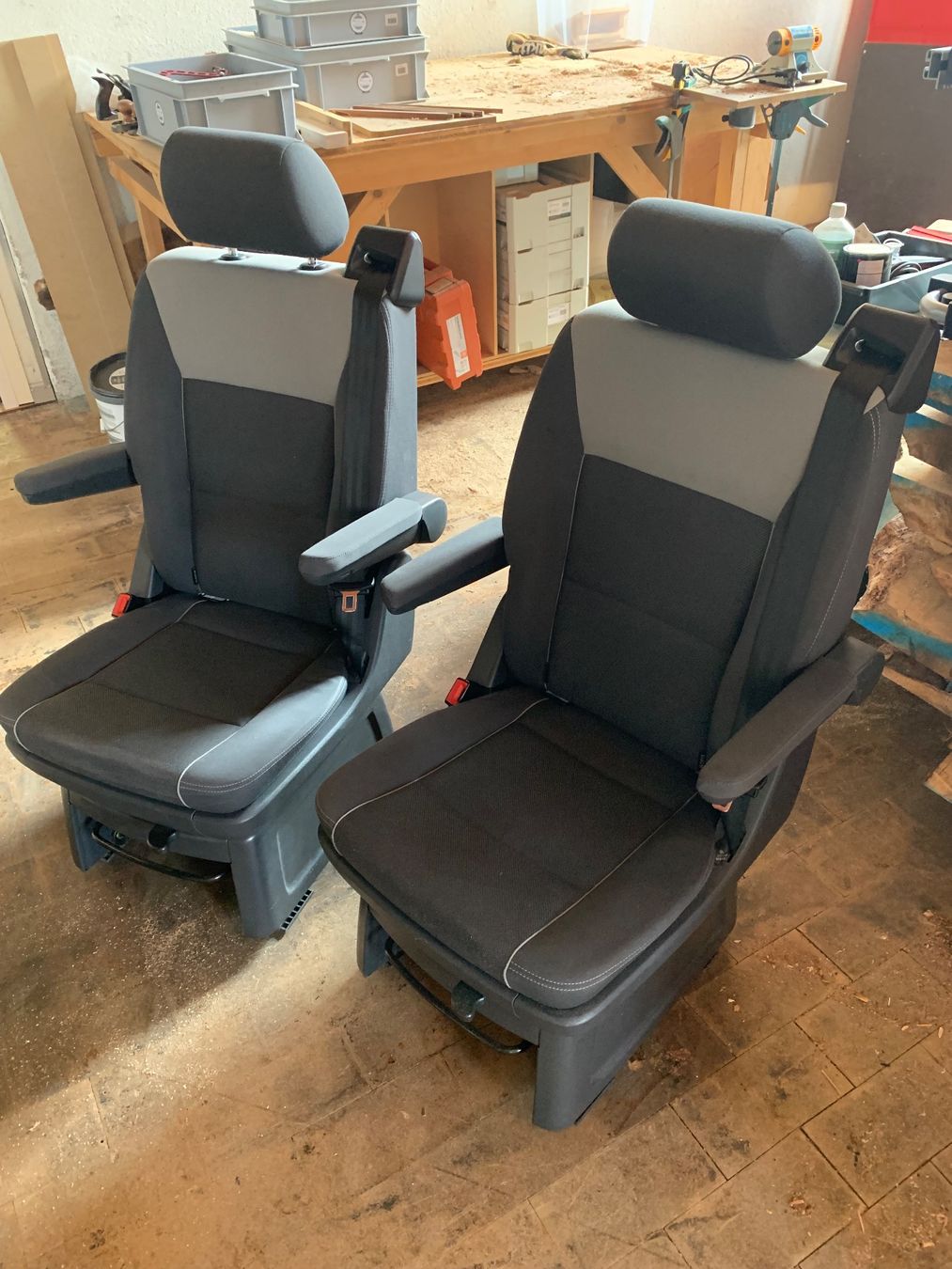 VW Alle Autoersatzteile: 2x VW T5 T6 Einzelsitz drehbar original – Gebraucht aus Seedorf UR von Lochy