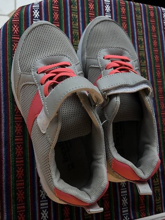 Schuhe für Jungen: Baskets taille 33-34 – Neu und originalverpackt aus Plan-les-Ouates von Kiss-bodolay