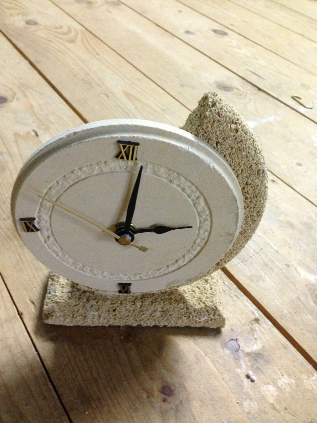 Orologi da terra & Orologi da parete: Uhr mit Steinsockel Dekoration – Usato da Bergdietikon venduto da antovale 1